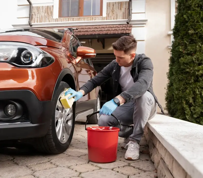 Lavage auto à domicile Val-Sonnette : professionnel intervenant sur un véhicule